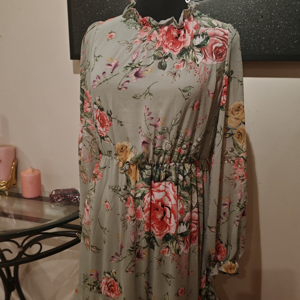 Vila tiered maxi summer vacation dress in garden floral - Picture 13 of 14